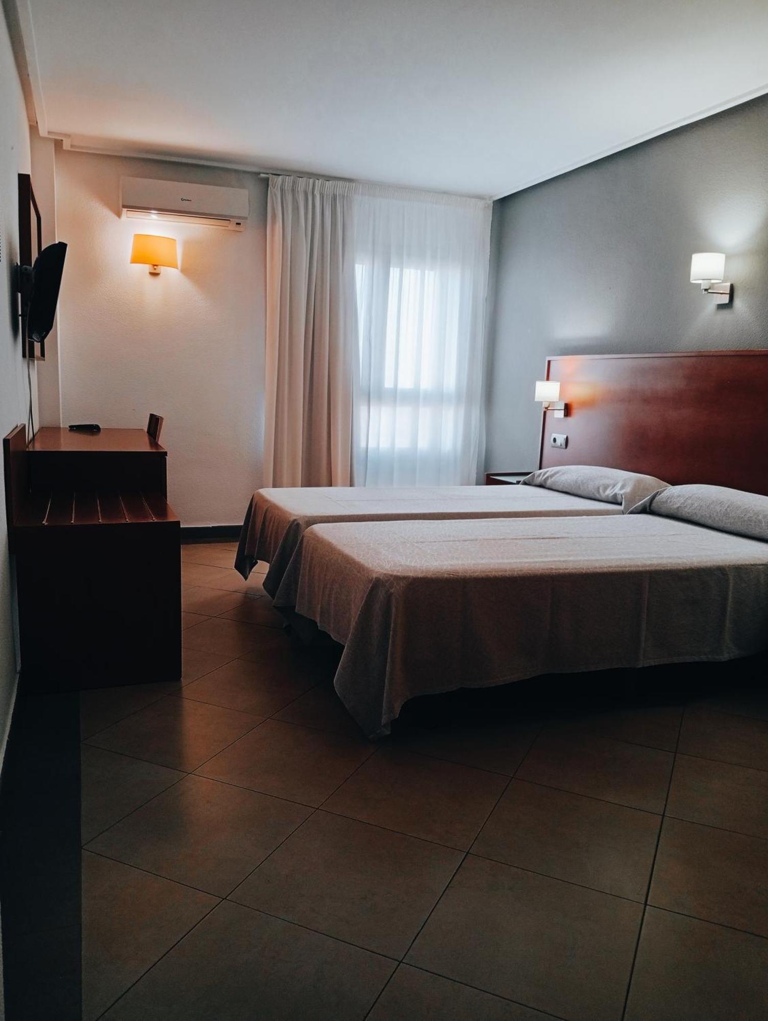 Twin Room,1645650223:JPEG